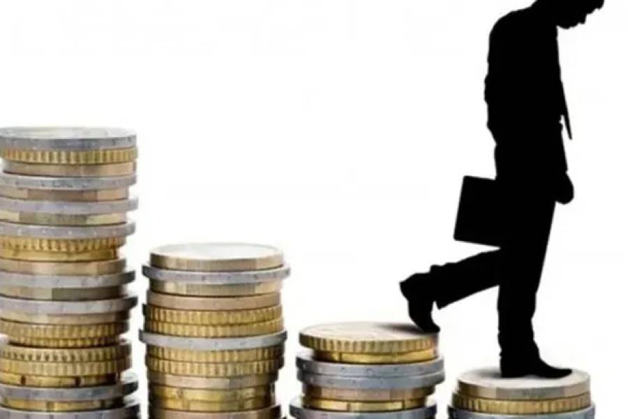 En la era Milei el poder adquisitivo del salario mínimo cayó 40% y está en su nivel más bajo en más de 20 años