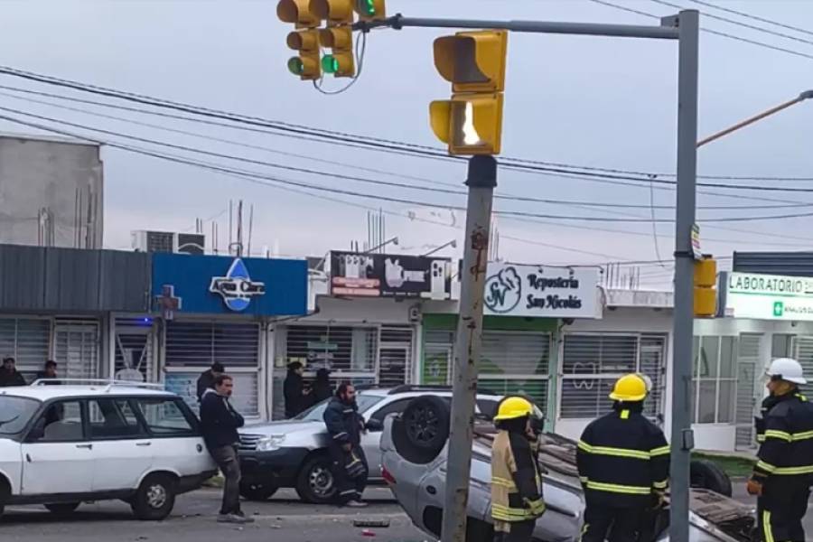 Pudo ser una tragedia: Se quedó dormida al volante, volcó e impactó con otros vehículos