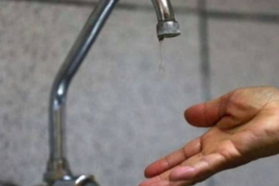 Rotura de caño deja a barrios sin servicio de agua potable