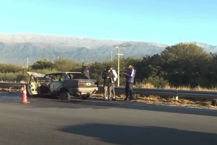Se le prendió fuego el auto y perdió hasta el celular