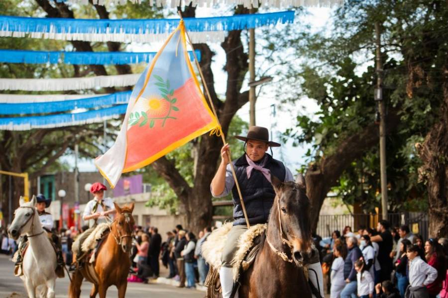 Multitudinaria conmemoración de la Revolución de Mayo en Valle Viejo