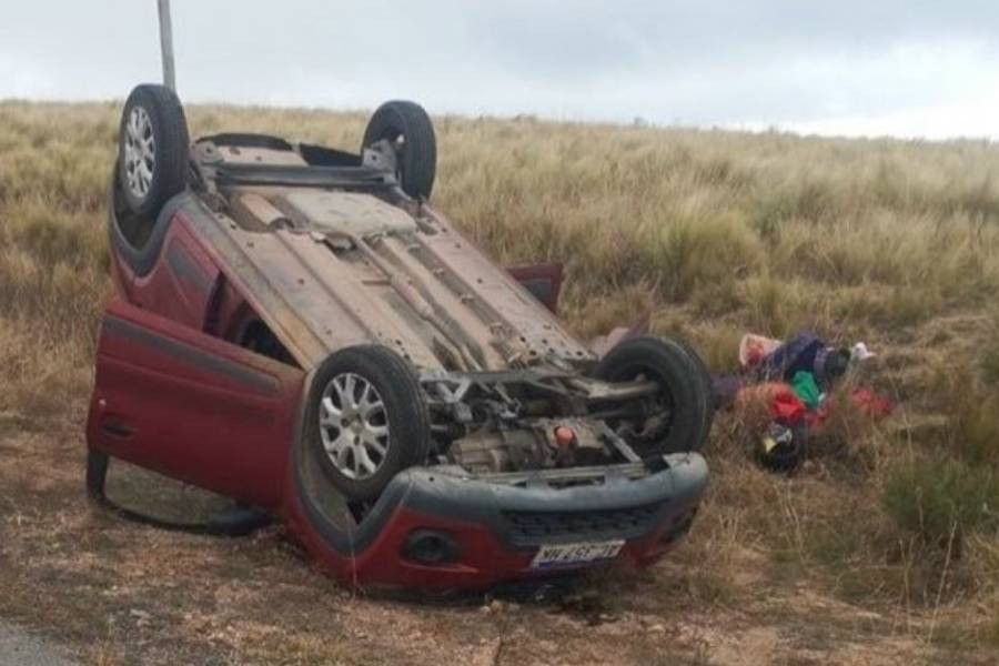 Pudo ser una tragedia: Una madre con sus hijos volcó su automóvil y se salvaron de milagro