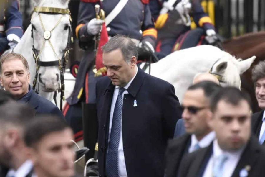 La excusa de Manuel Adorni para que le cierren los números: 