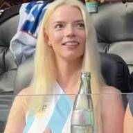Cuánto cuesta la camiseta argentina que lució Anya Taylor-Joy en el debut de Estados Unidos en el Mundial 2026