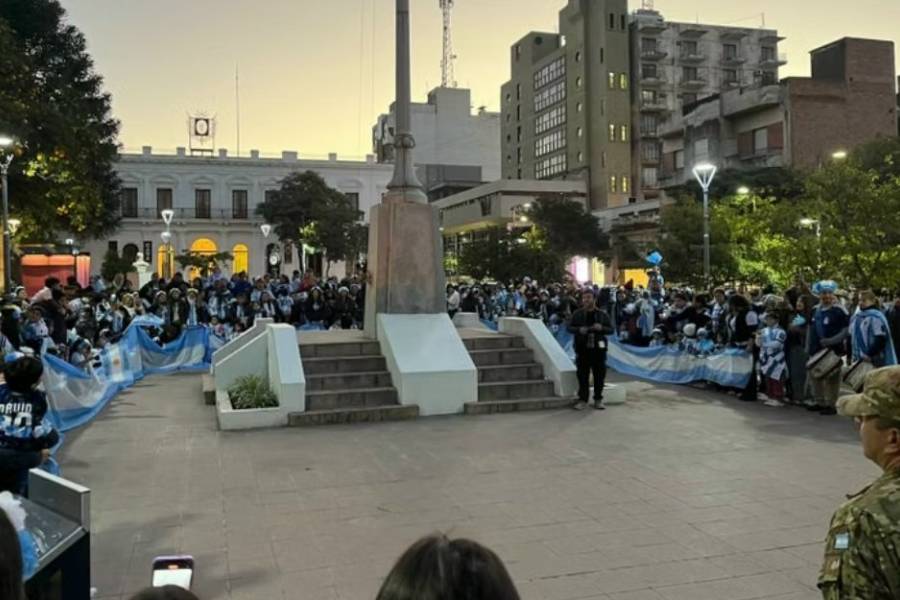 Banderazo y promesa de lealtad en Plaza 25 de Mayo