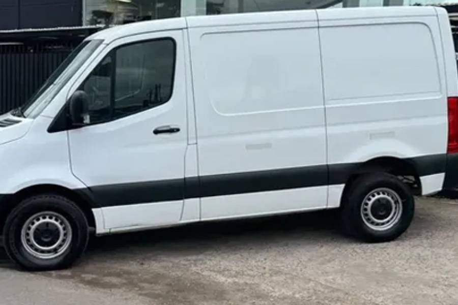 Tiene 17 años y está acusado de robar una camioneta Mercedes Benz
