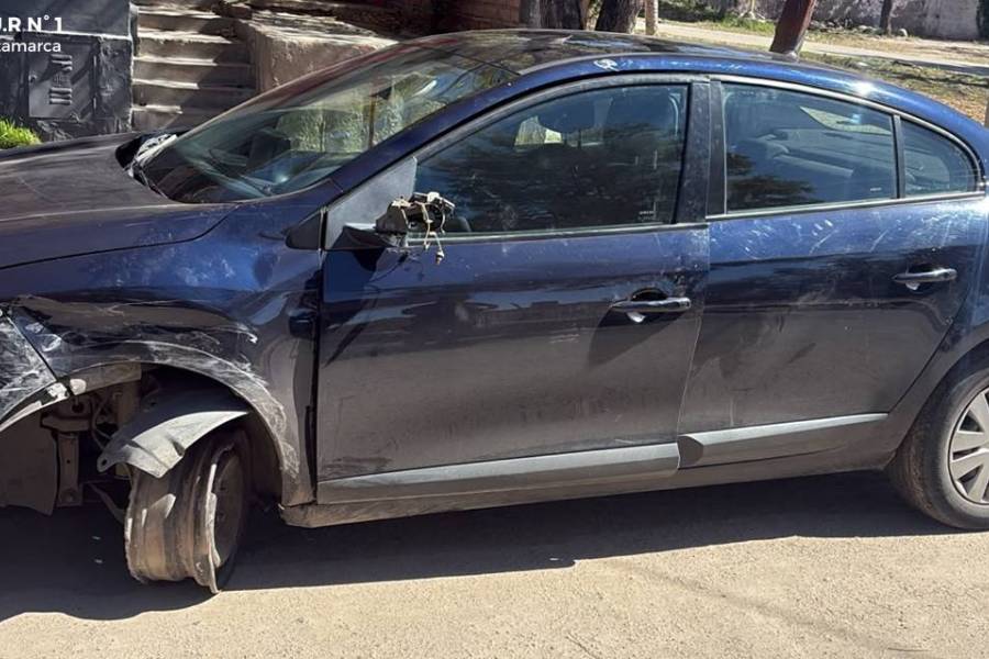 Detienen a un conductor ebrio tras chocar contra dos autos estacionados