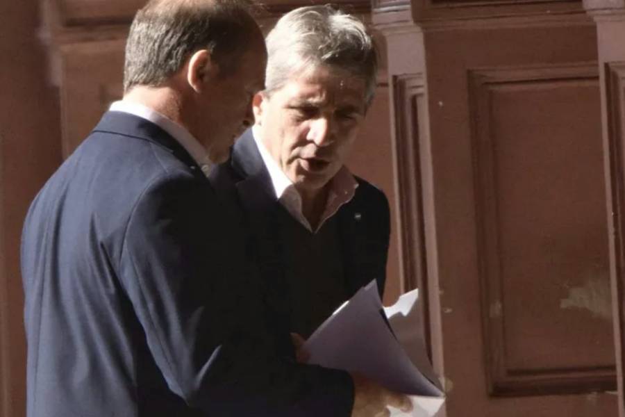 Inocencia Fiscal: el Gobierno les prohibirá a los funcionarios blanquear dólares del colchón