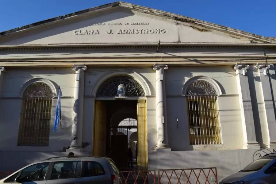 Escándalo en el IES Clara J. Armstrong: anulan 35 títulos docentes por fraude y denuncian a la institución