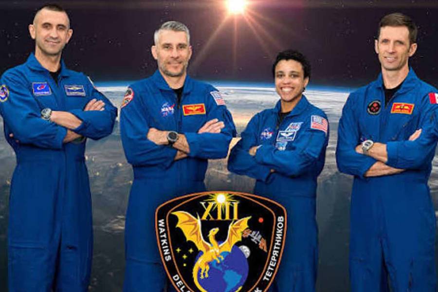 La nave espacial Dragon de SpaceX con cuatro astronautas a bordo se acopló a la EEI