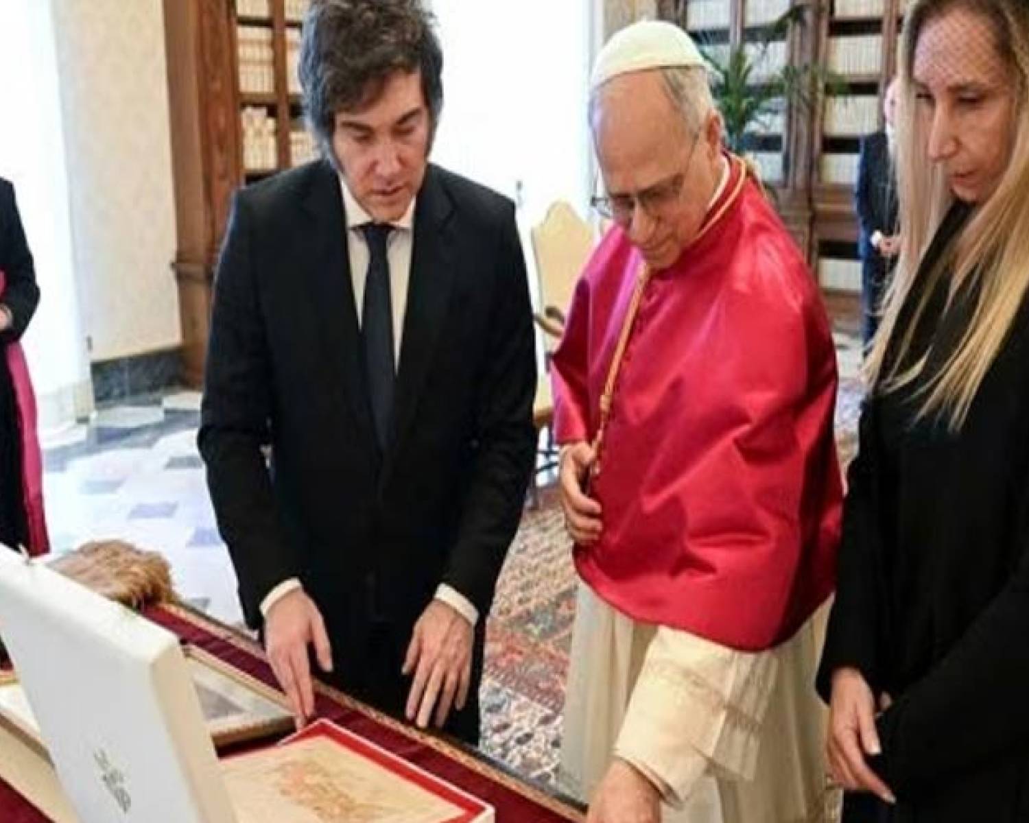 Javier Milei le deseó una pronta recuperación al papa León XIV antes de su operación