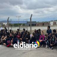 Bullying escolar: estudiantes realizan una sentada frente al Colegio Pia Didoménico