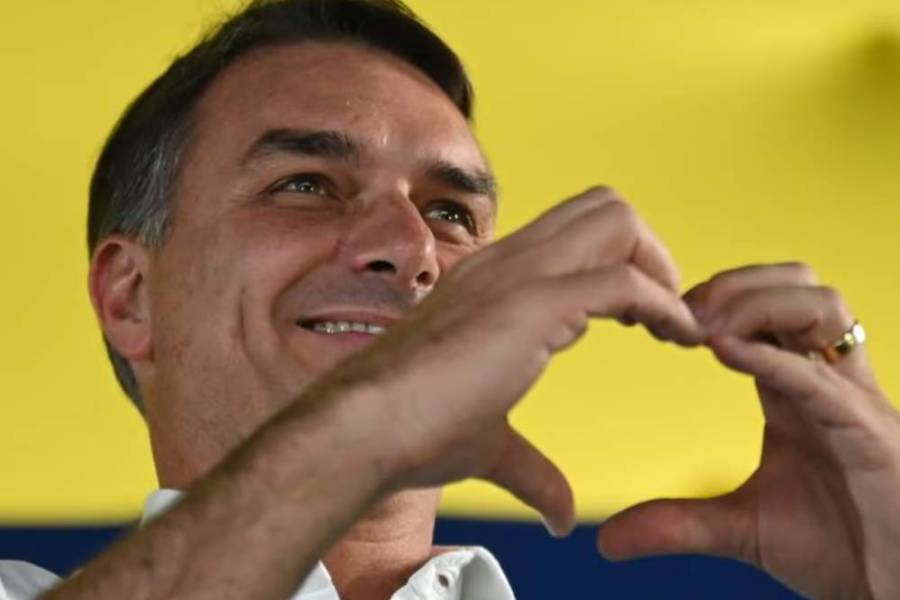 Flávio Bolsonaro: el avión detenido en Iguazú intentó salir del país como 
